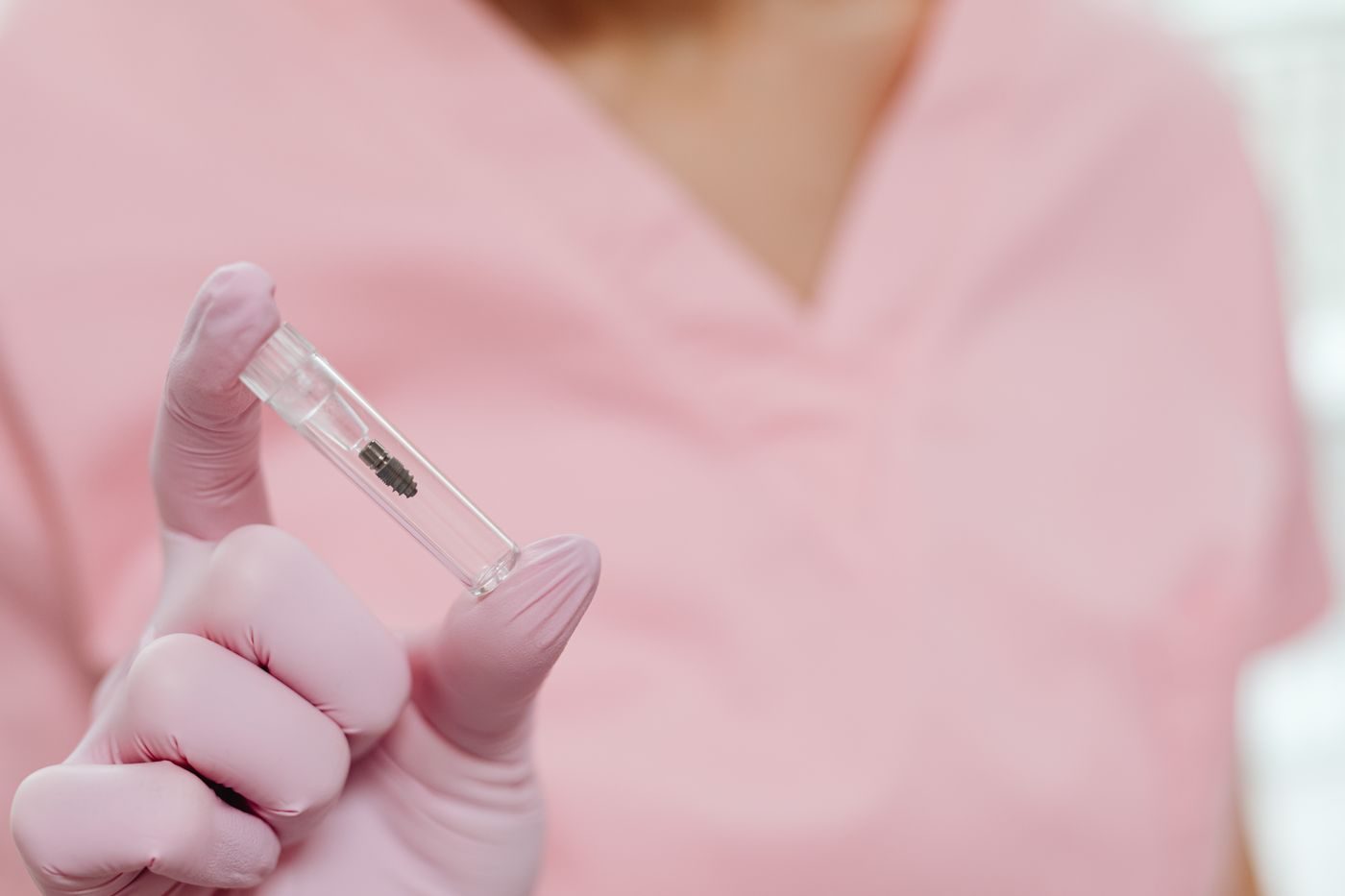 단일 임플란트 시술 — 인접 치아를 보존하는 자연스러운 복원, ID Dental 코리아타운